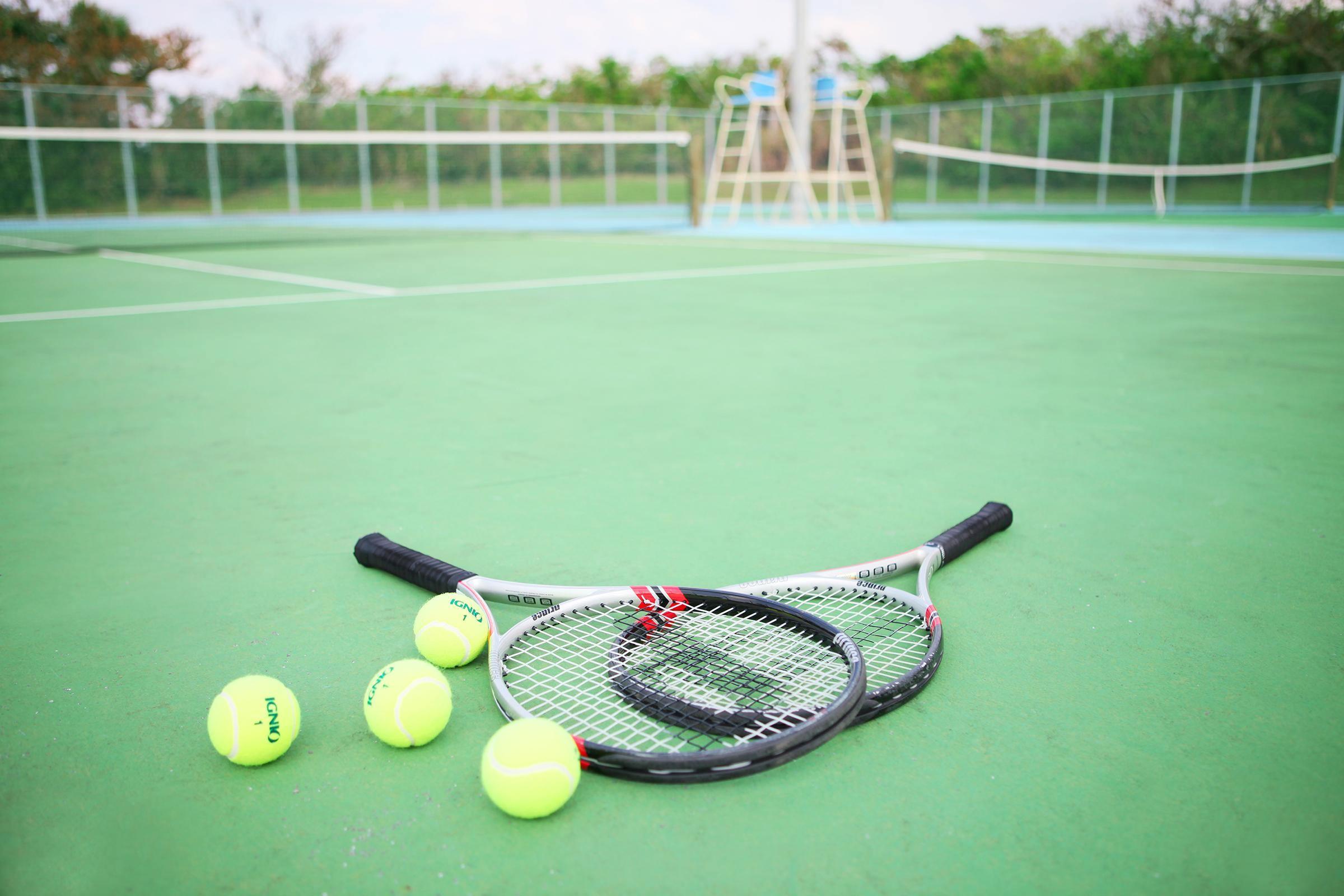 호텔 니코 알리빌라 요미탄 외부 사진 Tennis balls and racquets