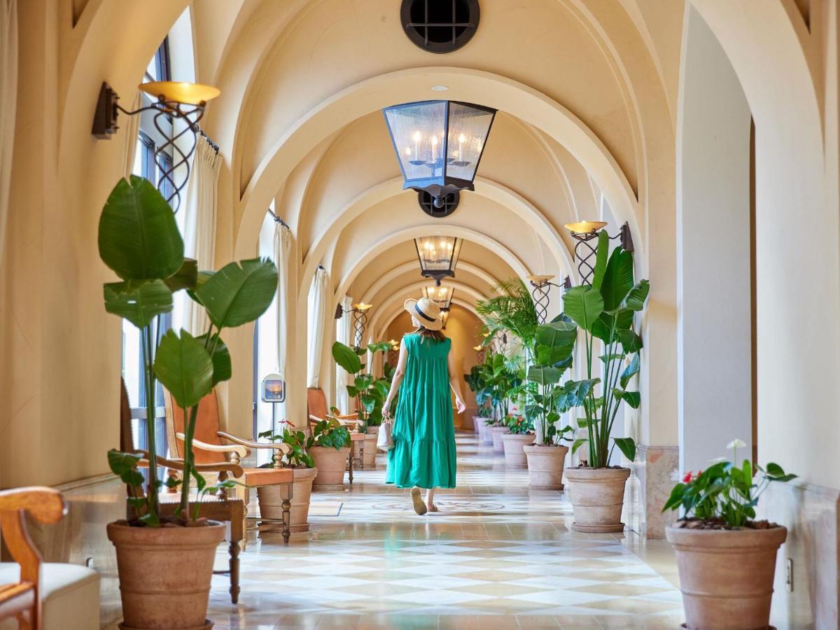 호텔 니코 알리빌라 요미탄 외부 사진 The interior of the hotel