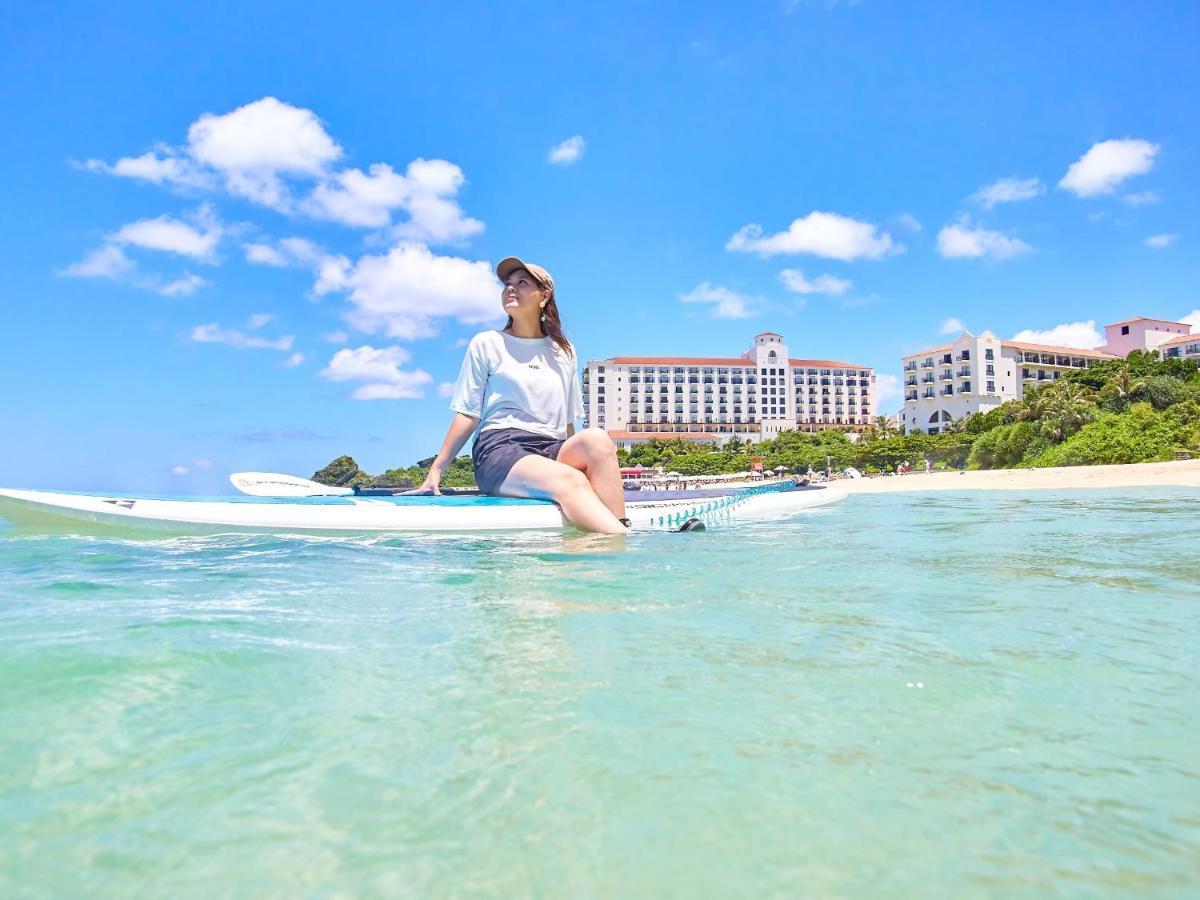 호텔 니코 알리빌라 요미탄 외부 사진 A woman on a stand-up paddle board in Okinawa, Japan