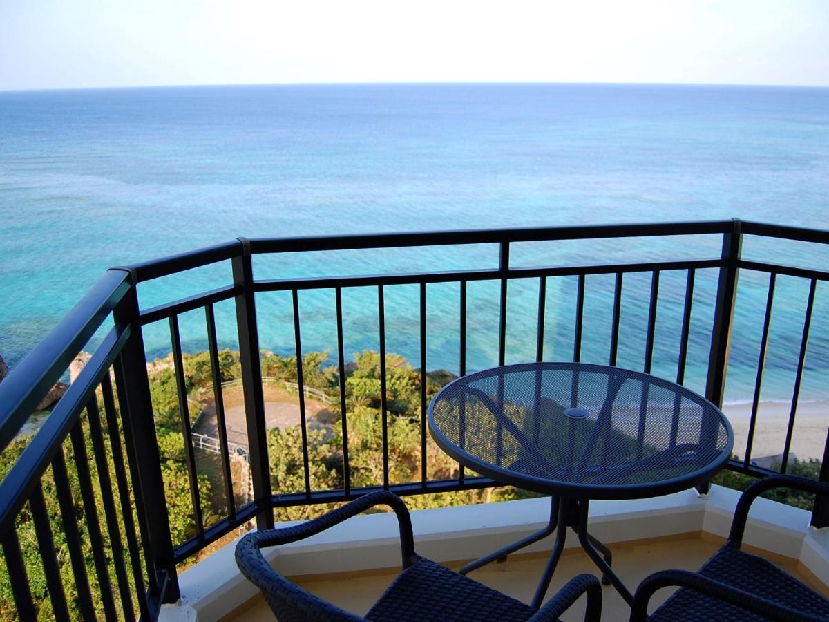 호텔 니코 알리빌라 요미탄 외부 사진 A balcony with a view of the sea