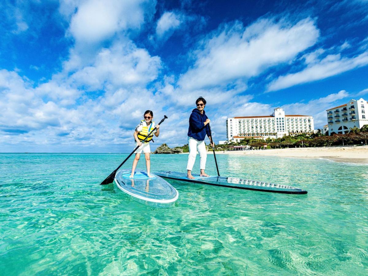 호텔 니코 알리빌라 요미탄 외부 사진 Stand-up paddleboarding in Okinawa, Japan
