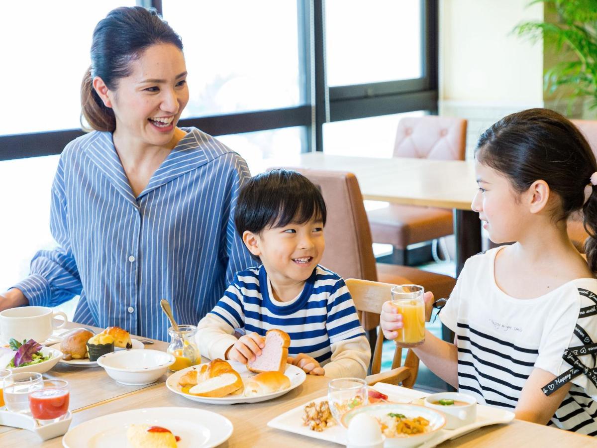 호텔 니코 알리빌라 요미탄 외부 사진 Family dining at a restaurant