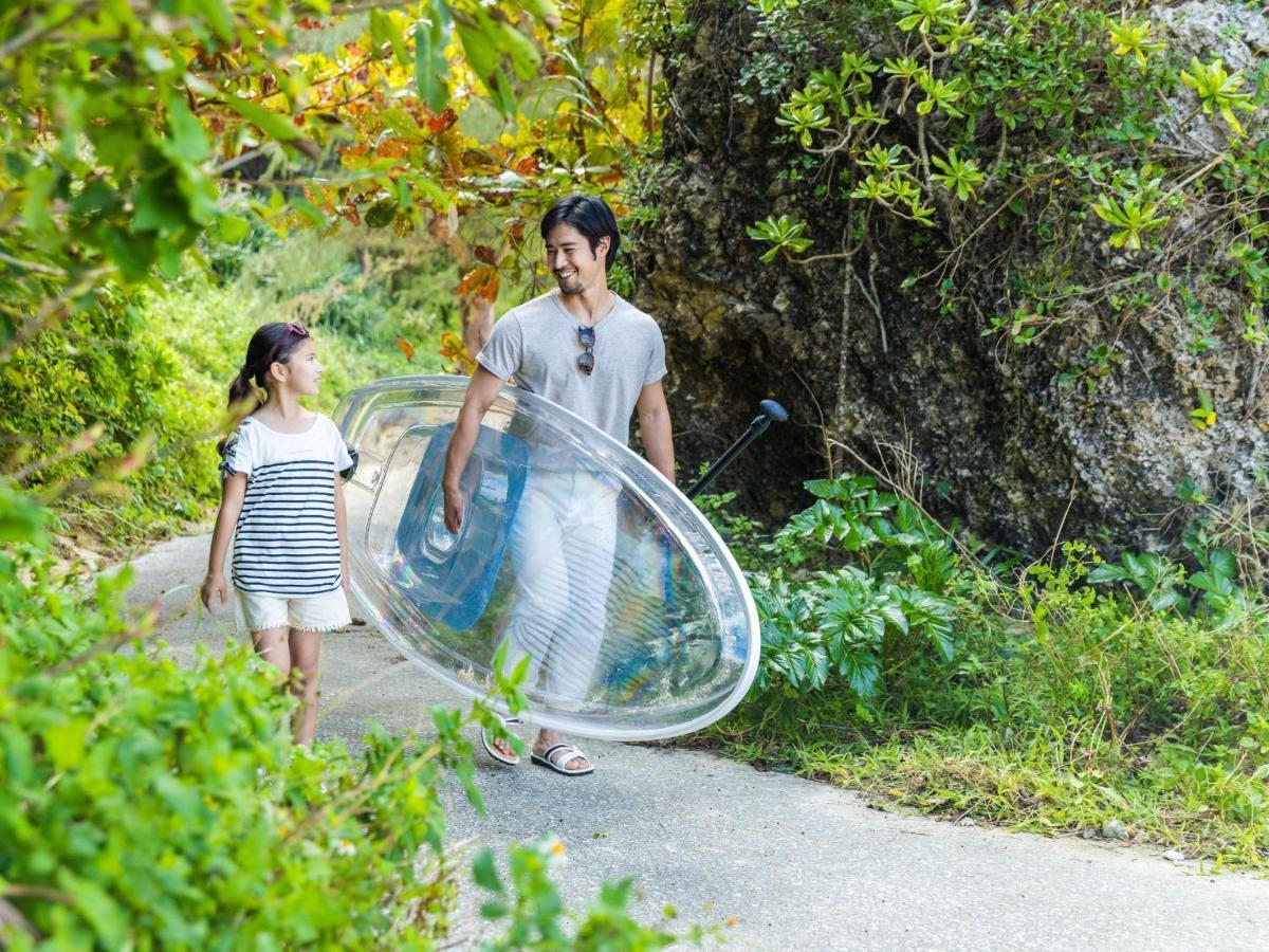 호텔 니코 알리빌라 요미탄 외부 사진 A couple walking with a bubble tent