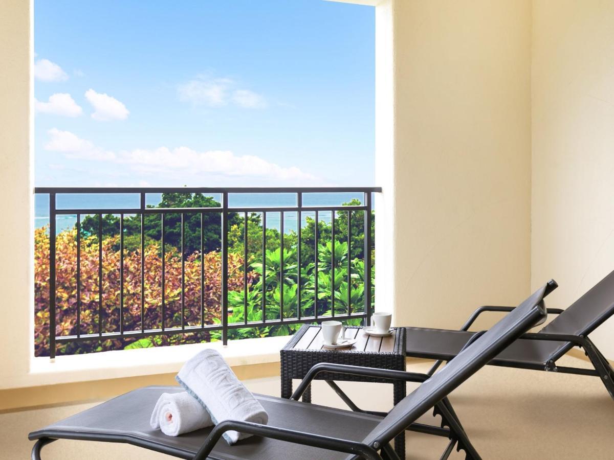 호텔 니코 알리빌라 요미탄 외부 사진 A balcony at the Westin Resort & Spa, Playa Mujeres