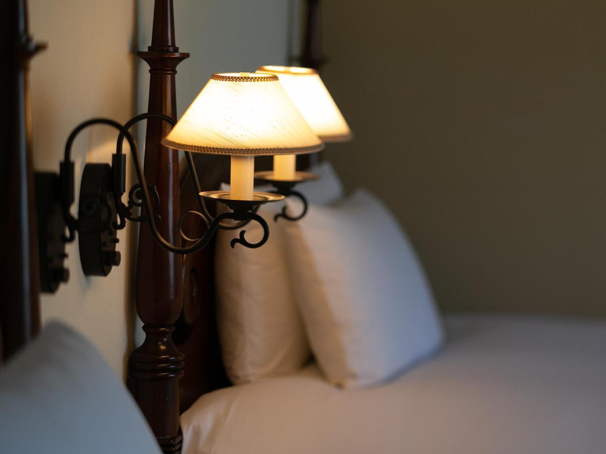 호텔 니코 알리빌라 요미탄 외부 사진 A wall light