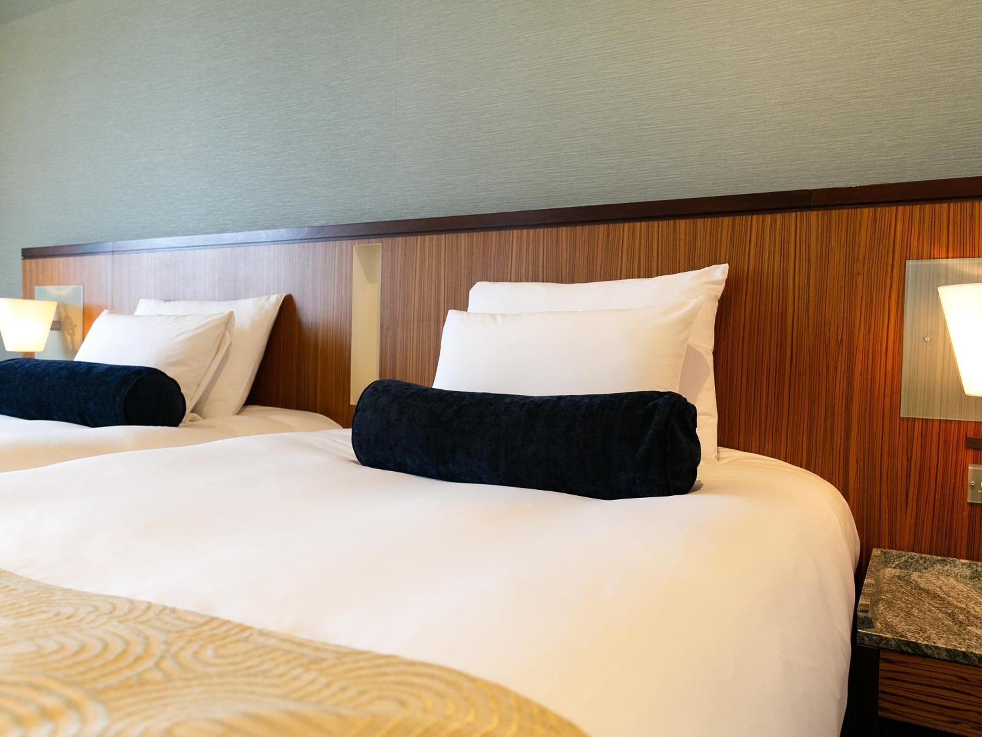 호텔 니코 알리빌라 요미탄 외부 사진 A bed with a bolster