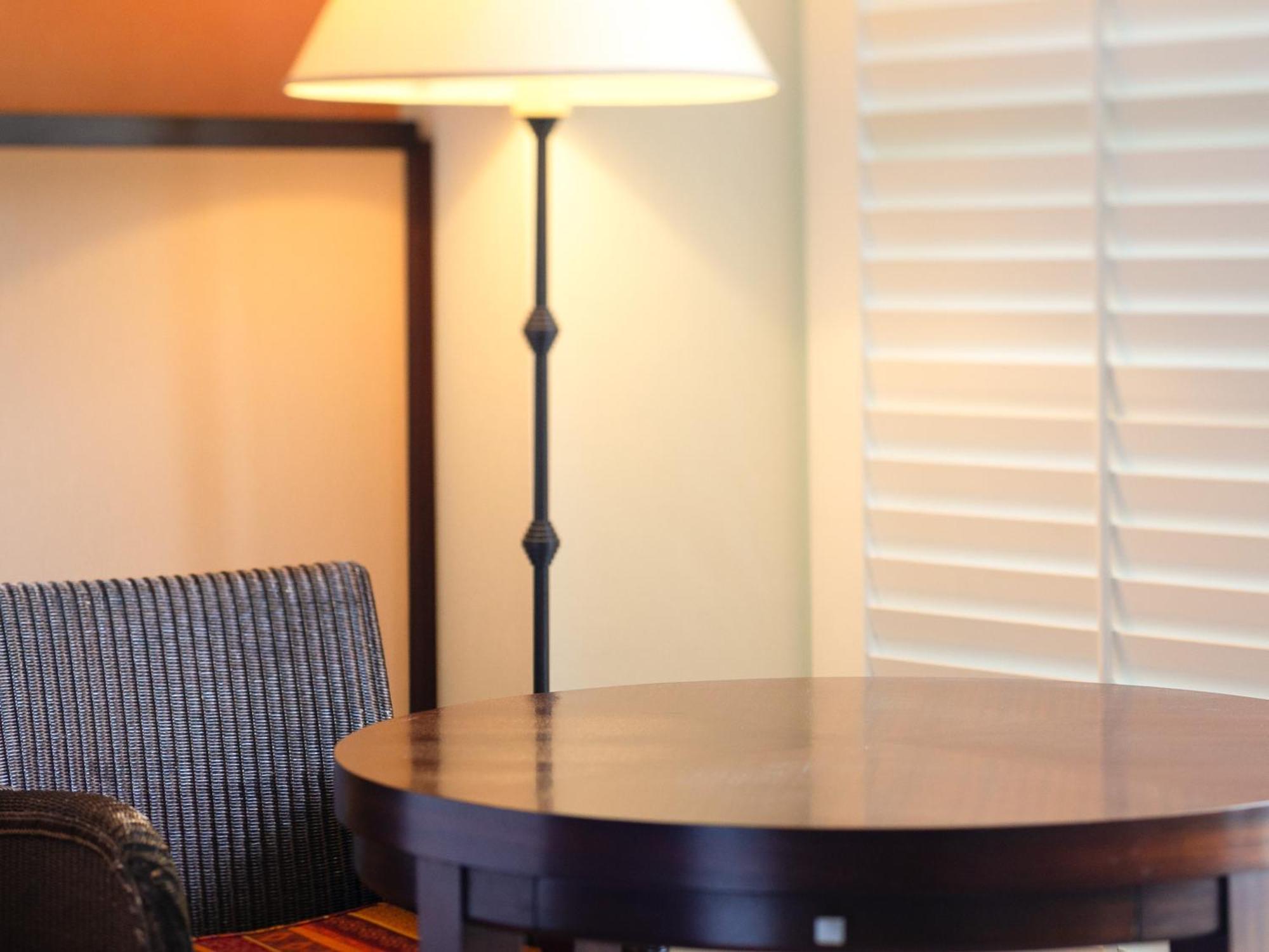 호텔 니코 알리빌라 요미탄 외부 사진 A table lamp