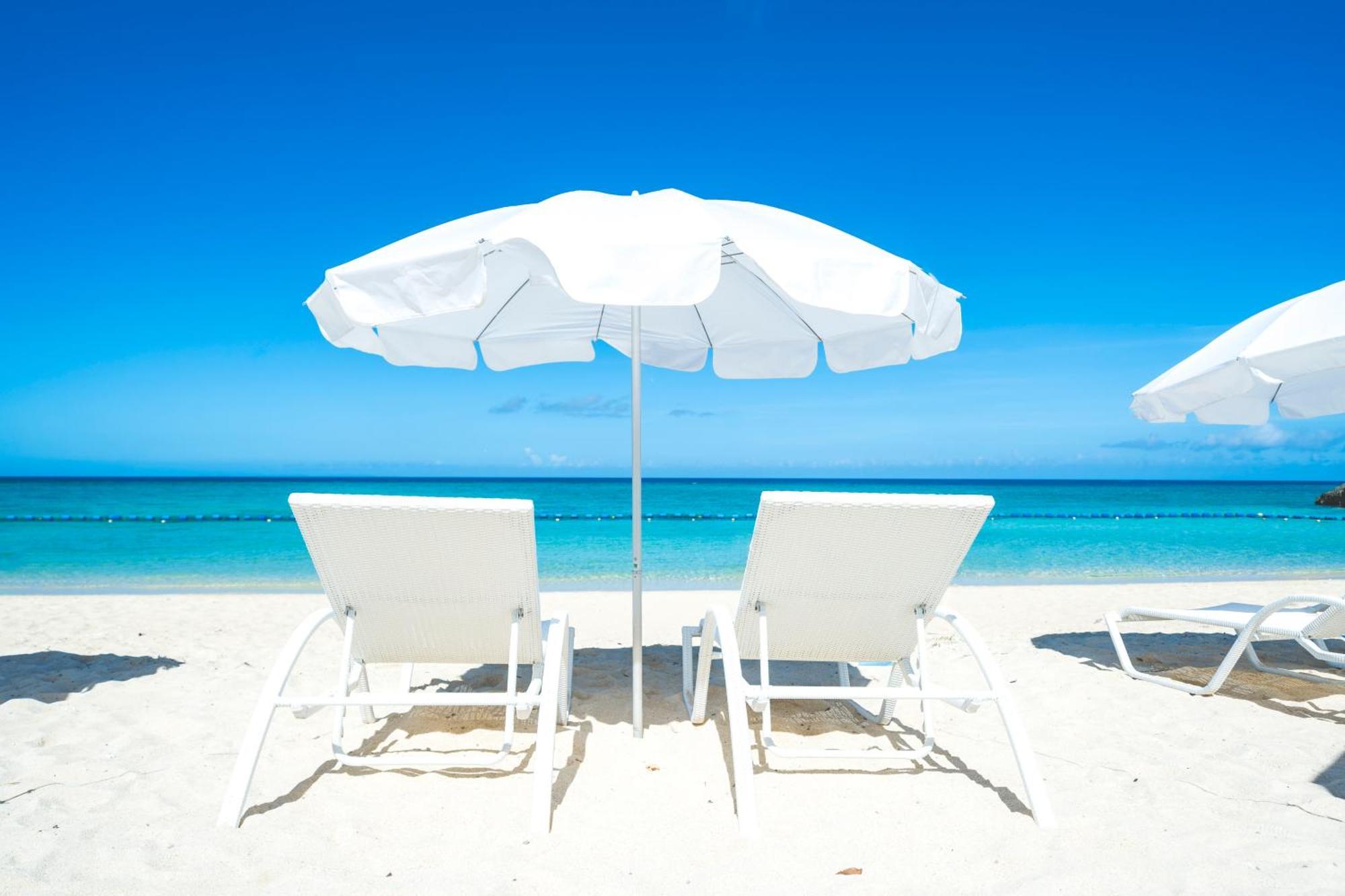 호텔 니코 알리빌라 요미탄 외부 사진 Beach chairs and umbrella
