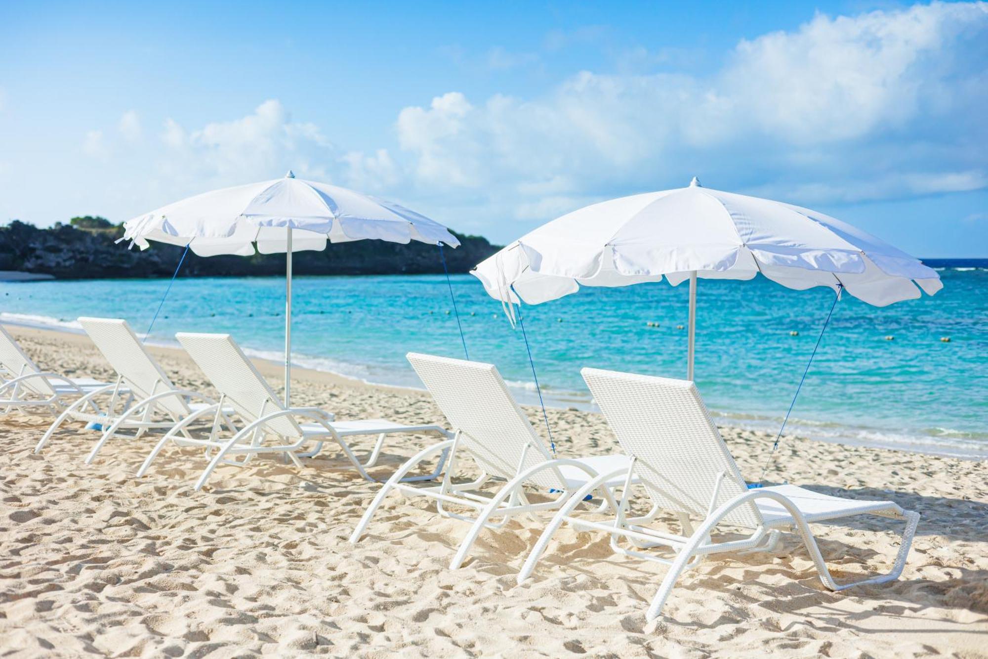 호텔 니코 알리빌라 요미탄 외부 사진 Beach chairs and umbrellas